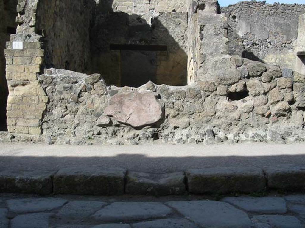 IV.11, Herculaneum, May 2003.
Looking towards exterior wall of small cubiculum, on south side of Decumanus Inferiore, on west side of entrance doorway, on left.
Photo courtesy of Nicolas Monteix.